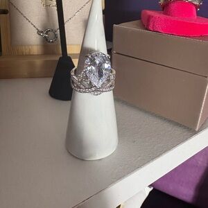 Elegant Silver Ring with Clear Gemstone